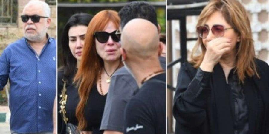 انهيار نجوم الفن في جنازة المنتج وليد مصطفى زوج كارول سماحة «صور» - اخبارك الان