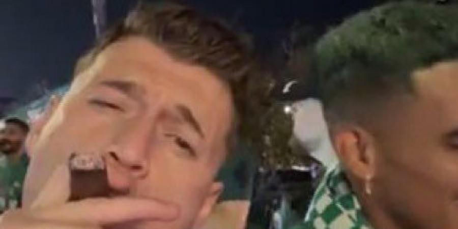بجانب رئيس النادي.. شاهد: لاعب الأهلي جالينو يدخن السيجار خلال الاحتفال بالفوز بدوري أبطال آسيا للنخبة - اخبارك الان