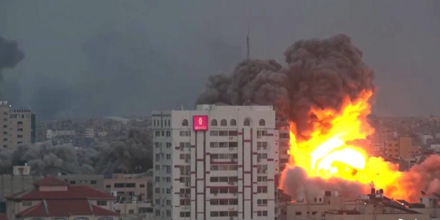 انتشال 15 شهيدا و10مصابين إثر استهداف إسرائيلي لـ3 شقق سكنية بغزة - اخبارك الان