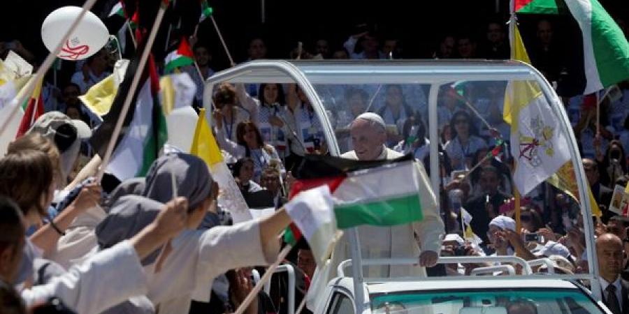سيارة البابا فرنسيس تتحول إلى عيادة صحية لأطفال غزة - اخبارك الان