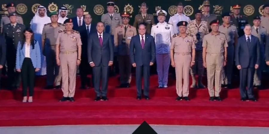 صورة تذكارية للرئيس السيسى خلال افتتاح بطولة العالم العسكرية للفروسية الـ25 - اخبارك الان