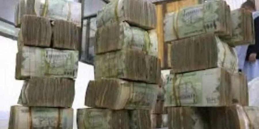 الحوثيون يستولون على مرتبات موظفي 2014 بتهمة ”الخيانة” ويمنحونها لأنصارهم! - اخبارك الان
