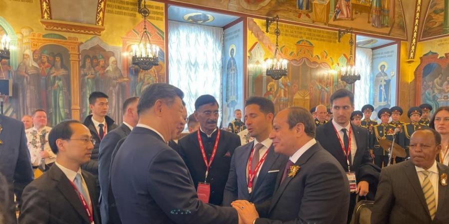 الرئيس السيسي يتبادل أحاديث ودية مع عدد من قادة الدول المشاركة في احتفالات عيد النصر - اخبارك الان