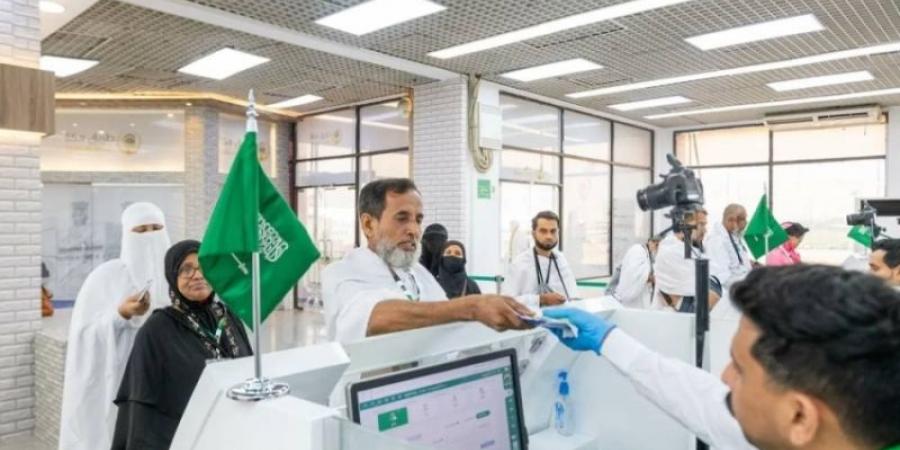 رحلة الحج الأولى لمدير مدرسة متقاعد من دكا - اخبارك الان