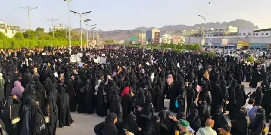رئيس الوزراء الجديد يعلق على ”ثورة النسوان في عدن” ويتعهد بحلول عاجلة - اخبارك الان