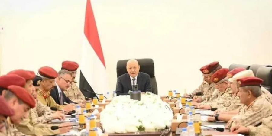 قرارات رئاسية عسكرية للشرعية تخص إب وذمار والبيضاء... و”العولقي” يتولى القيادة - اخبارك الان