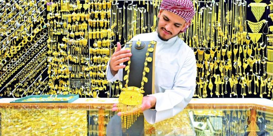 متعاملون يقبلون على بيع السبائك للاستفادة من الارتفاع القياسي لأسعار الذهب - اخبارك الان
