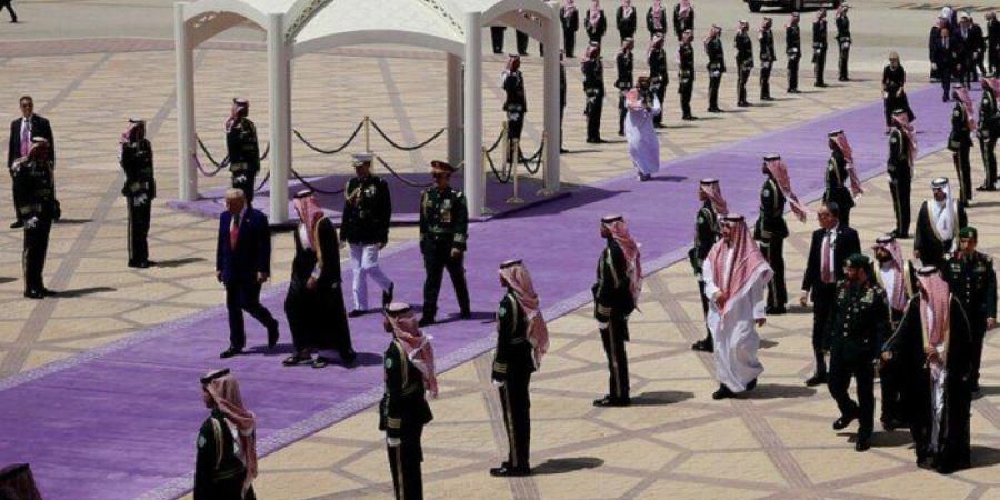 ما سر استخدام السجاد البنفسجي المفروش لاستقبال ترامب بالرياض بدلا من الأحمر؟ - اخبارك الان