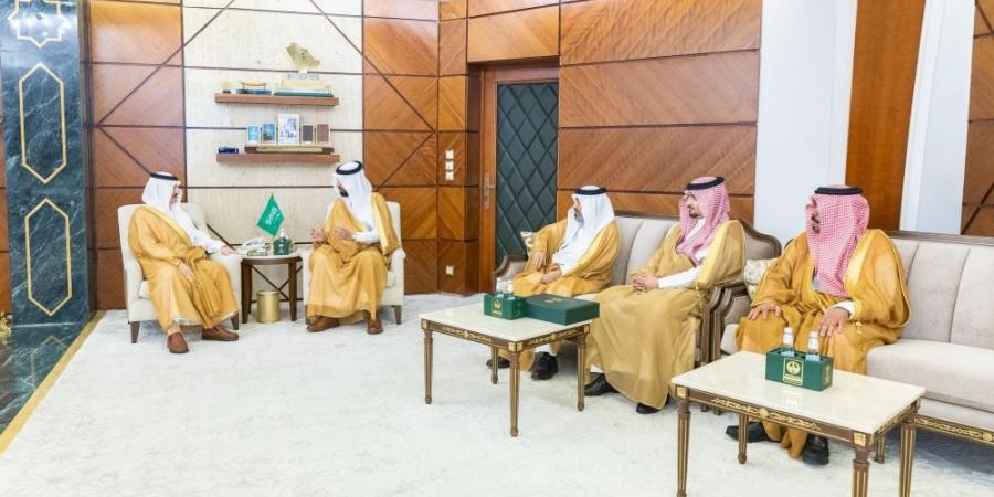 أمير المنطقة الشرقية يطّلع على التقرير السنوي لفرع وزارة الموارد البشرية لعام 2024 - اخبارك الان
