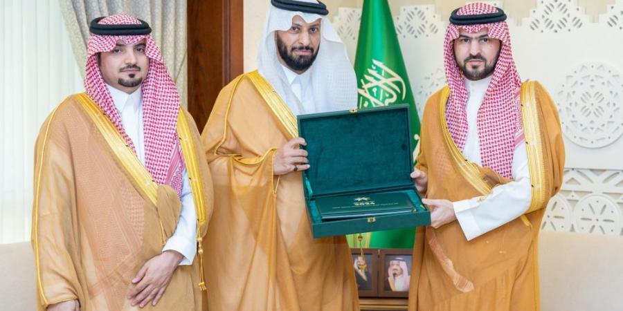 نائب أمير المنطقة الشرقية يتسلّم التقرير السنوي لفرع وزارة الموارد البشرية لعام 2024 - اخبارك الان