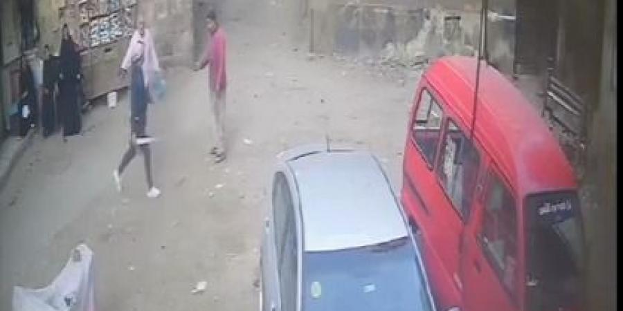 ضبط عاطل روع المواطنين بسلاح أبيض فى القاهرة .. فيديو - اخبارك الان