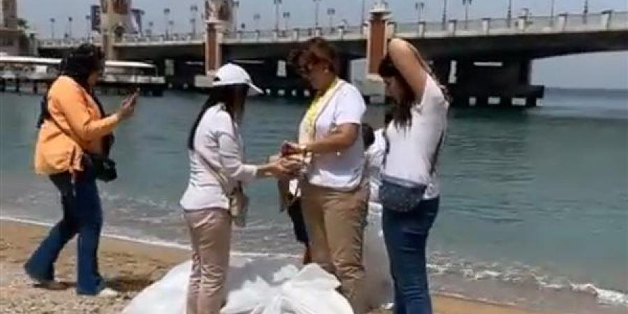 انطلاق مبادرة تنظيف الشاطئ والتوعية بالحفاظ على الأحياء المائية في الإسكندرية - اخبارك الان