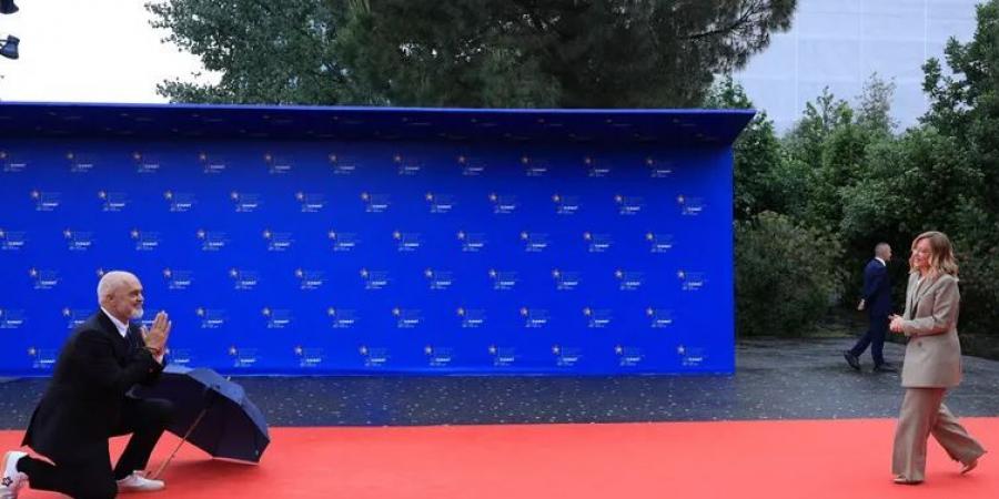 مواقف محرجة في قمة ألبانيا.. أردوغان يسقط ماكرون في فخ الأصابع - اخبارك الان