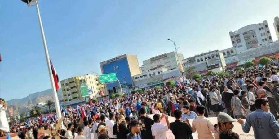 توترات في ساحة العروض بين المتظاهرين وقوات الأمن.. والناشط أحمد الرقب يروي التفاصيل - اخبارك الان