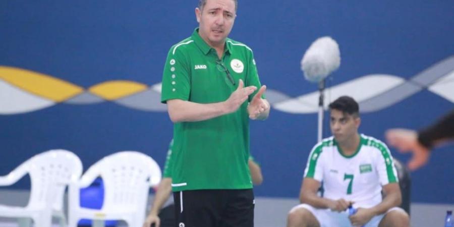 محمد بن الشيخ يشرف على تدريب المنتخب الاول لكرة الطائرة  - اخبارك الان