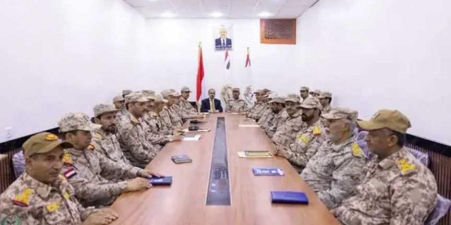 ”وزير الإعلام يؤكد دعم القيادة للجيش الوطني ويصفه بالدرع الحصين للجمهورية” - اخبارك الان