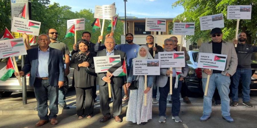 وقفة احتجاجية أمام "ميدل إيست آي" رفضا لتقارير كاذبة بحق الهيئة الخيرية - اخبارك الان